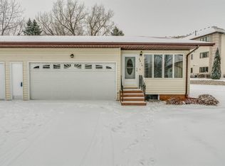 2915 Manitoba Ln, Bismarck, ND 58503