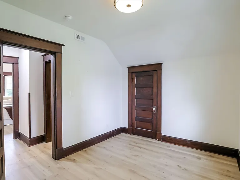 910 Sanders St — Photo 32