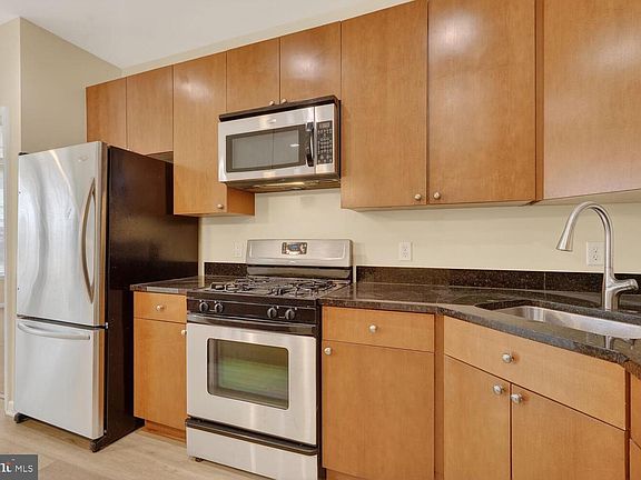 5th image of 444 W Broad St Unit 204