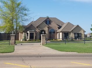 927 NE 27th St, Moore, OK 73160