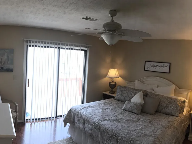516 Lakeside Dock Dr #6 — Photo 40