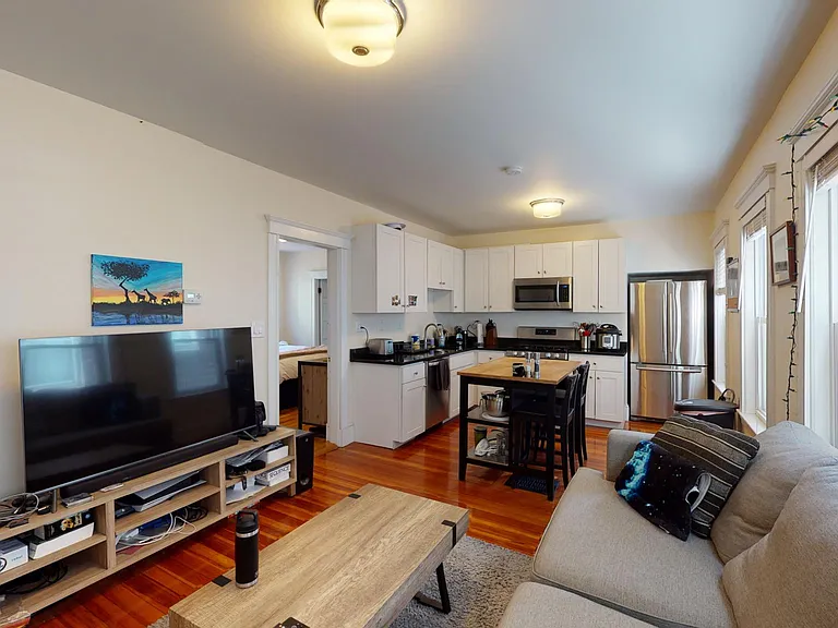 652 Green St — Photo 3