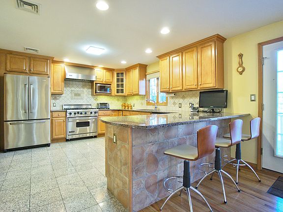 2nd image of 111 Vista Ave