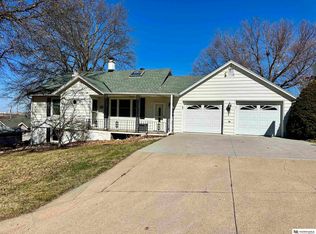 5610 R St, Omaha, NE 68117