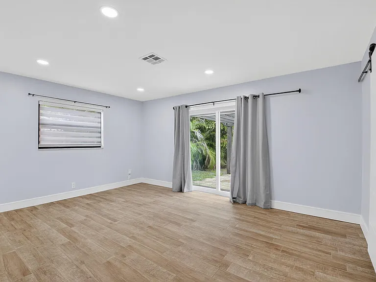725 Heron Dr — Photo 24