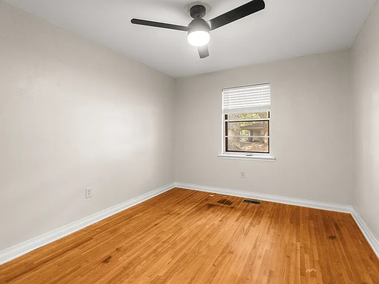 602 W Devon Ave — Photo 32