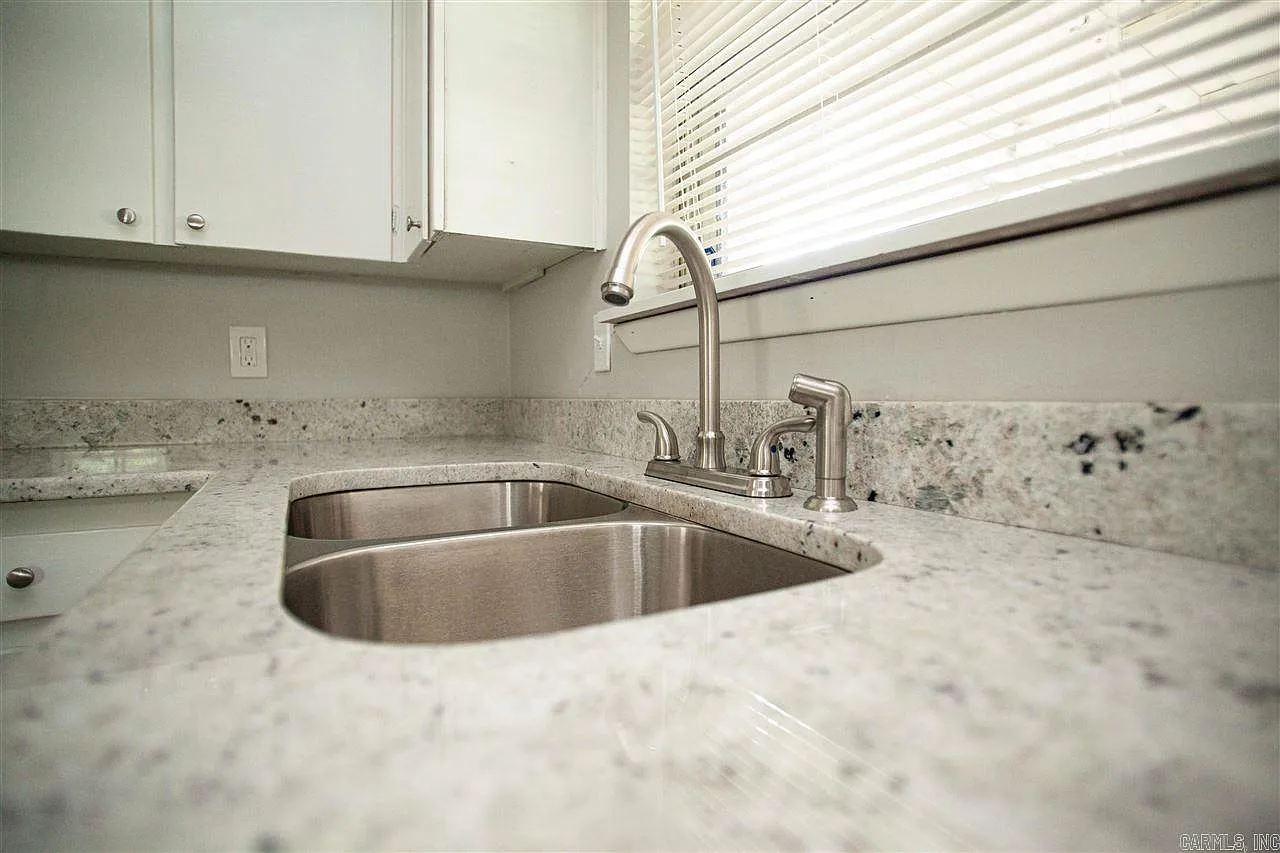 3 bed, 1.0 bath, 1092 sqft, $1,025 — Photo 4