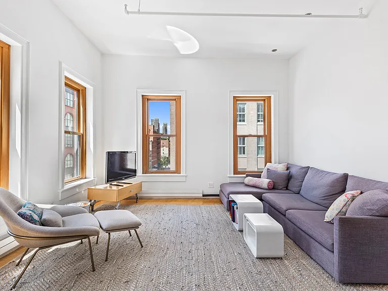 19 Hubert St #5 — Photo 2