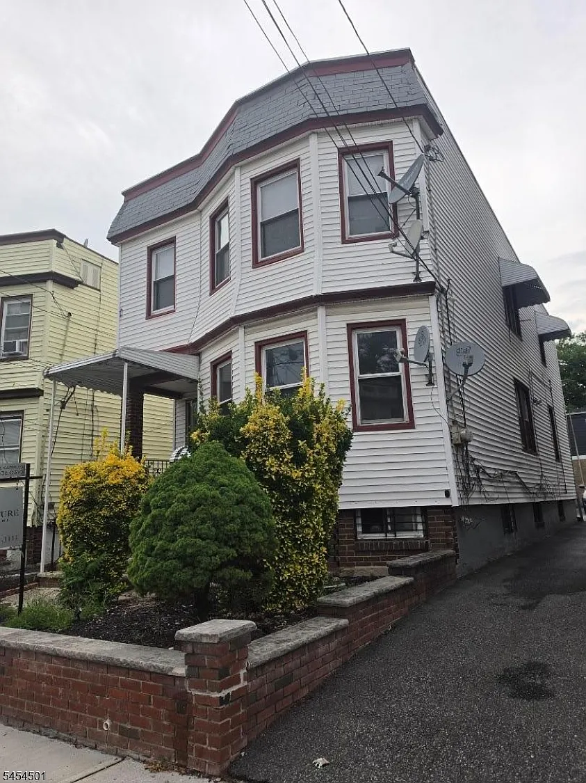 2 bed, 1.0 bath, $1,750 — Photo 2