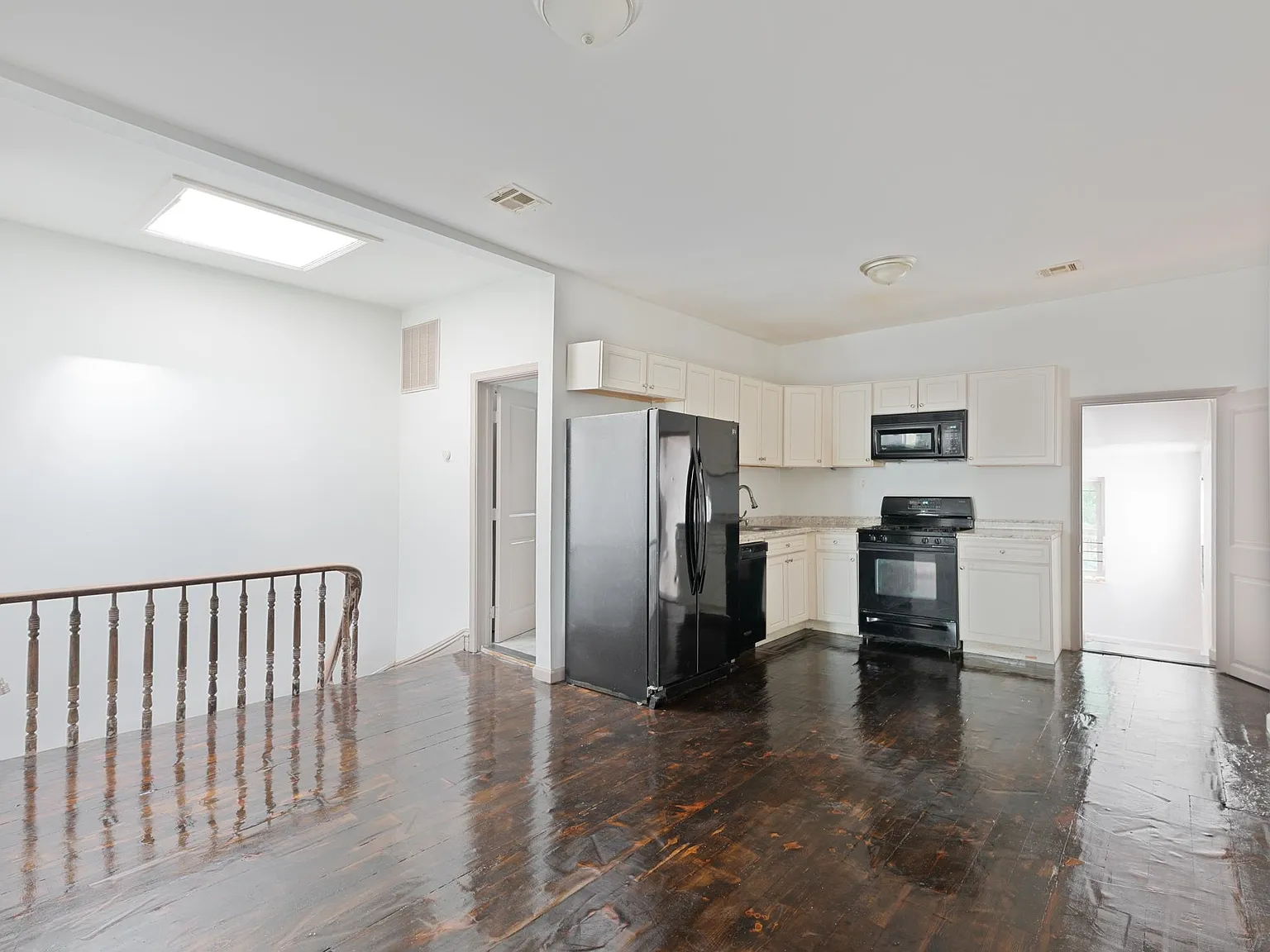 3 bed, 1.0 bath, 750 sqft, $2,100 — Photo 2