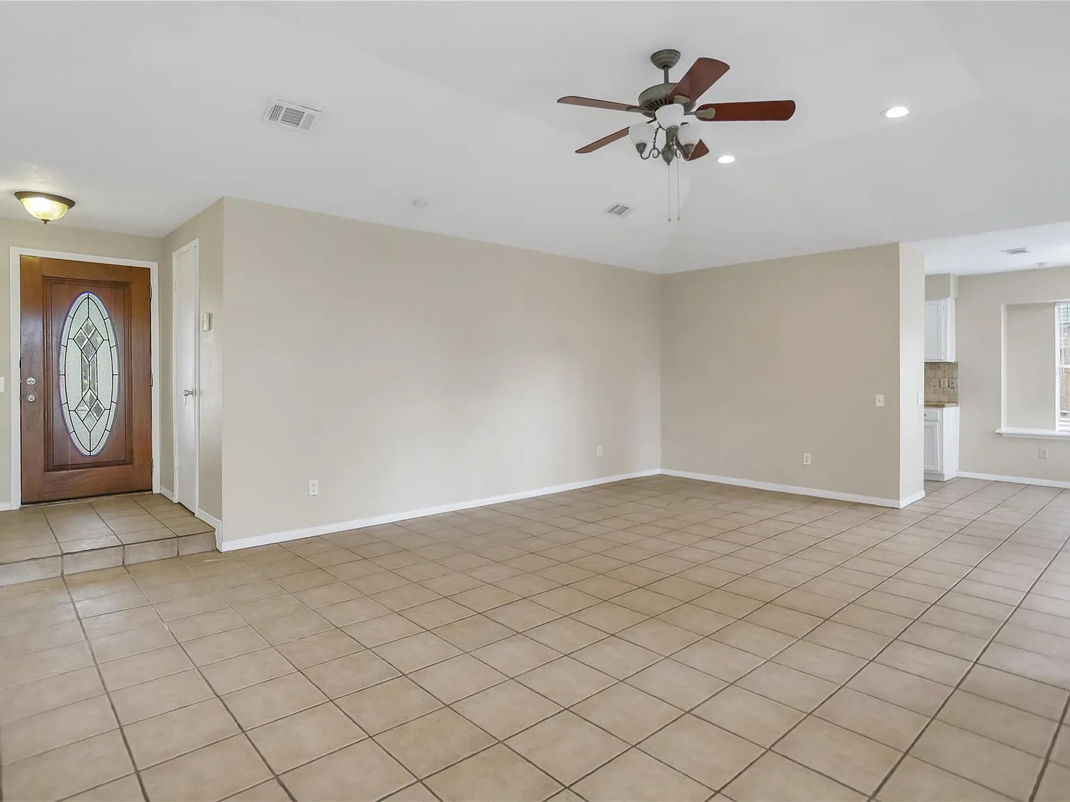 3 bed, 2.0 bath, 1594 sqft, $1,740 — Photo 2