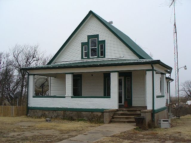 View of the front of the home