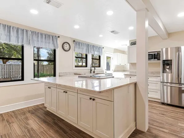 103 Highpoint Dr, Gulf Breeze, FL 32561