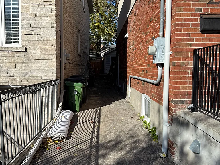 2 Coates Ave #LOWER — Photo 23