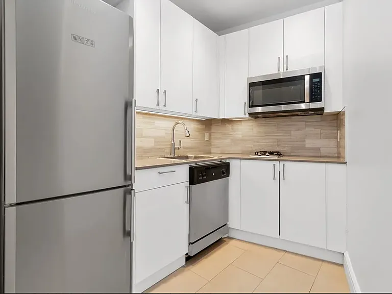 110 Greenwich St #7G — Photo 5