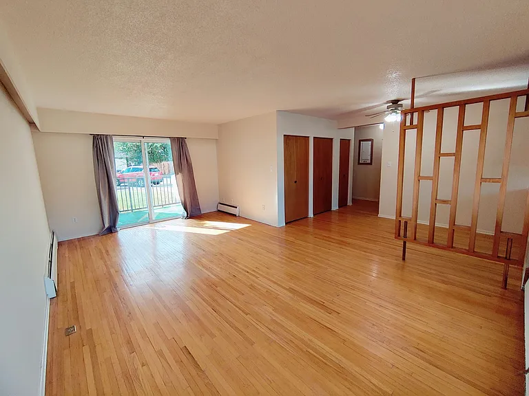 471 Winnipeg St — Photo 3
