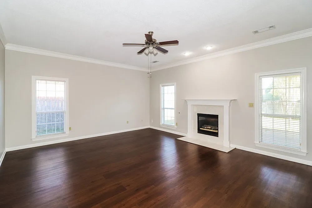 3 bed, 2.0 bath, 2400 sqft, $2,235 — Photo 4