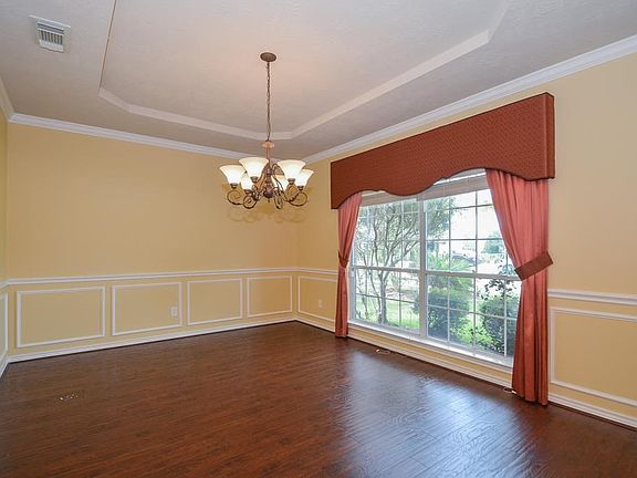 Elegant formal dining room with tray ceiling and beautiful molding!