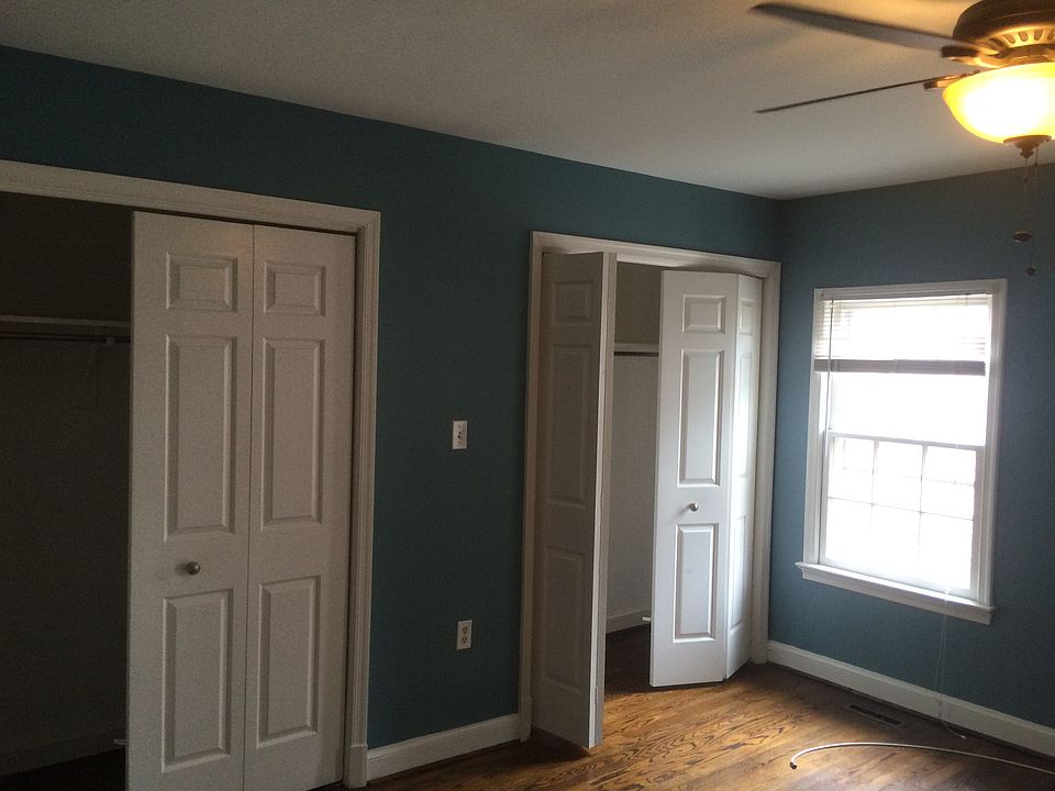 Top floor bedroom - street 