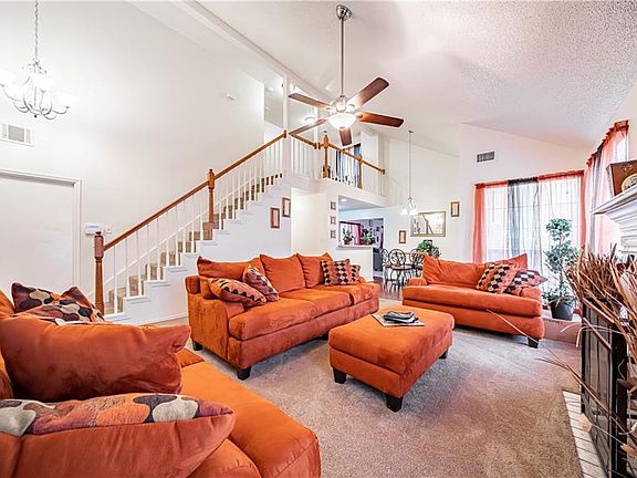 5th image of 818 Clover Hill Ln