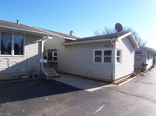 652 E Calhoun St, Woodstock, IL 60098