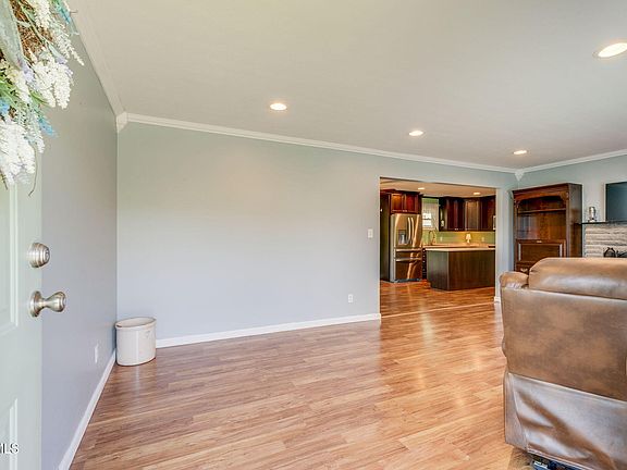 5th image of 332 Edgewood St