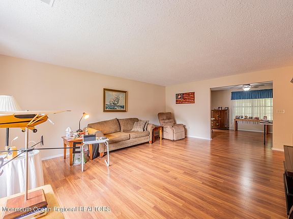 4th image of 564 Petunia Lane