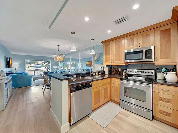 5th image of 2841 NE 33rd Court #102