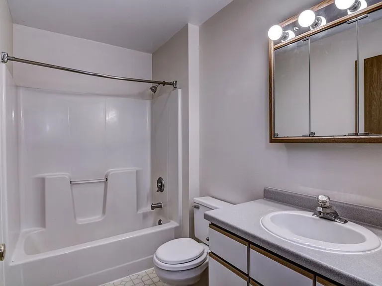 1050 W Hamilton Ave — Photo 33