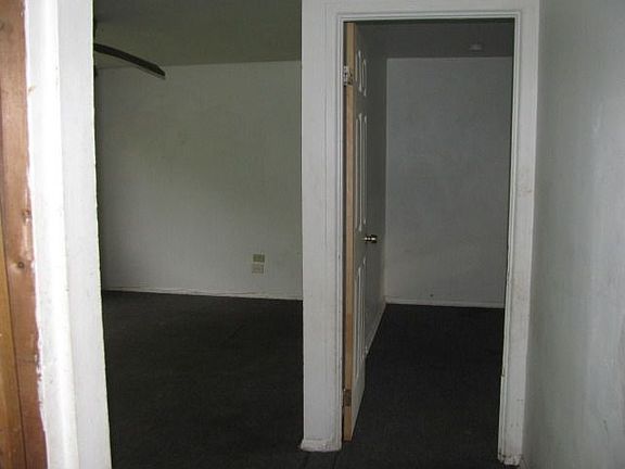 4th image of 16502 Oxford Dr