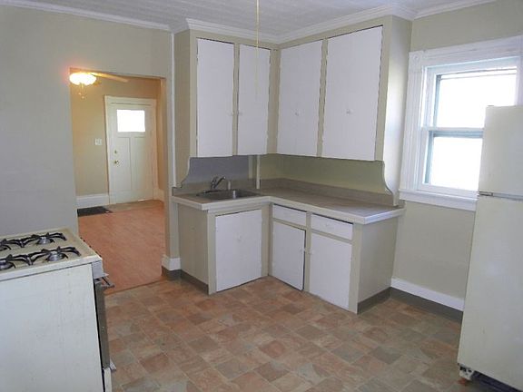 4th image of 171 Briggs St