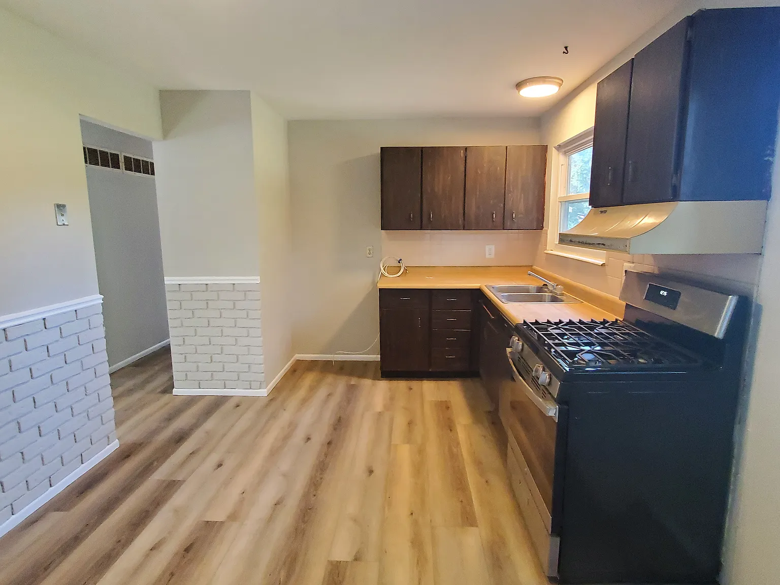 3 bed, 864 sqft, $1,550 — Photo 2