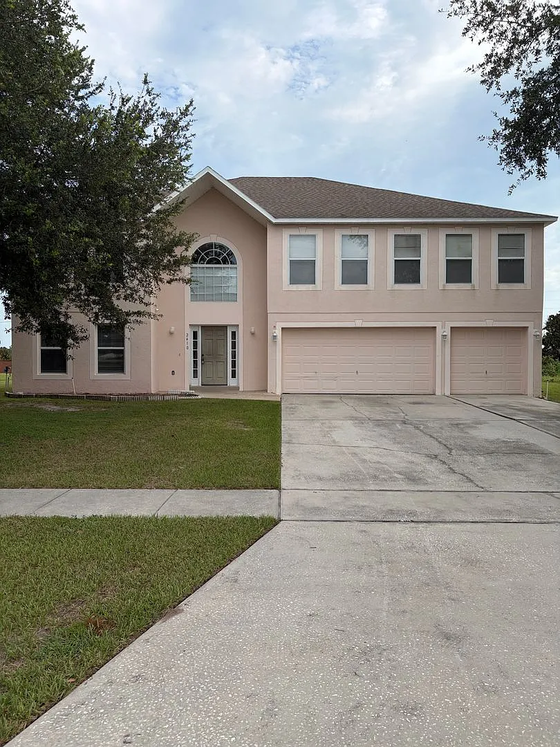 Spacious 6-Bedroom Home with Loft & 3-Car Garage — Photo 1