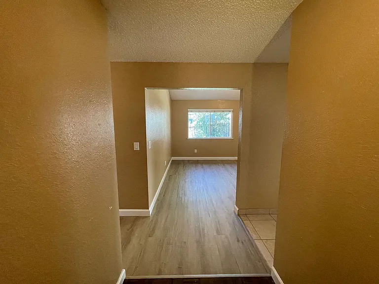 3233 Nightingale Dr — Photo 6