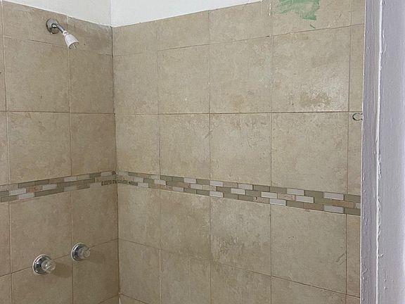 5th image of 594 Kensington Ave