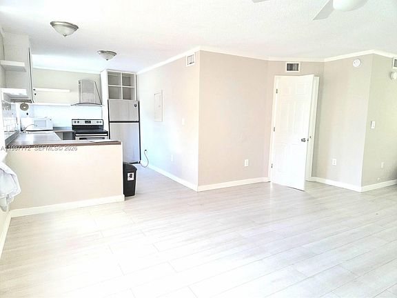 4th image of 1700 NE 191st St APT 100