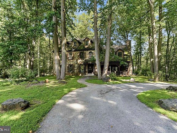 2nd image of 200 Pheasant Run Rd