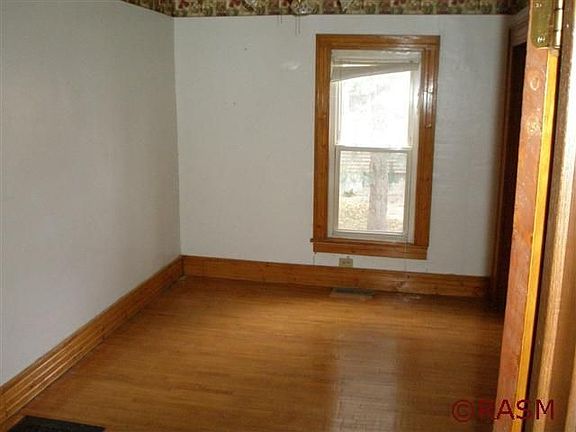 5th image of 206 W 2nd St
