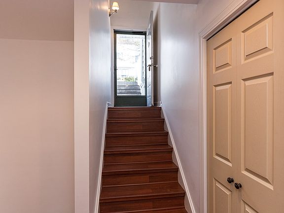 4th image of 161 Rowayton Woods Dr