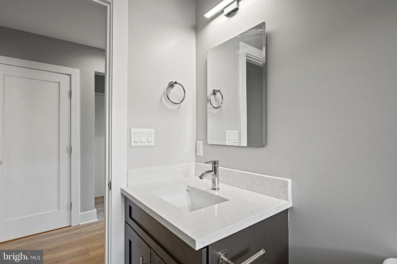 2 bed, 900 sqft, $5,500 — Photo 2