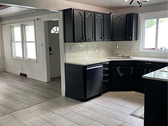 4th image of 62 Edwards Ave