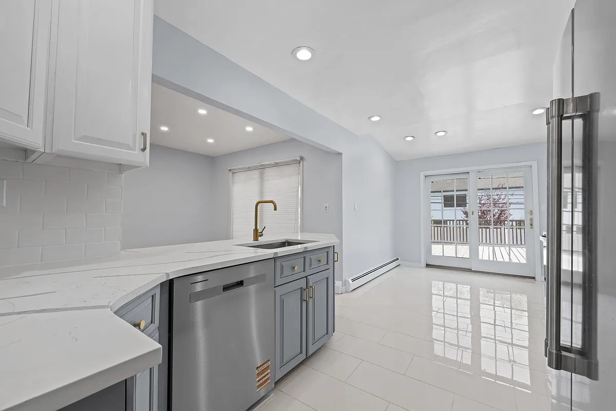 Building Photo - Cedarhurst St