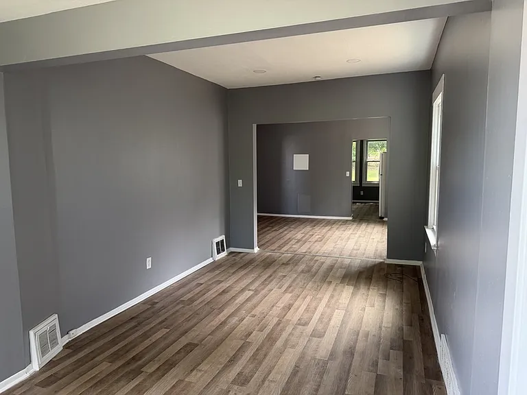10709 Fidelity Ave — Photo 3