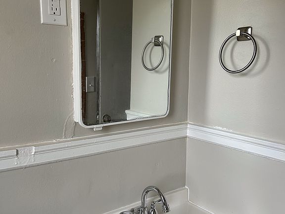 5th image of 105 Lambden Ave