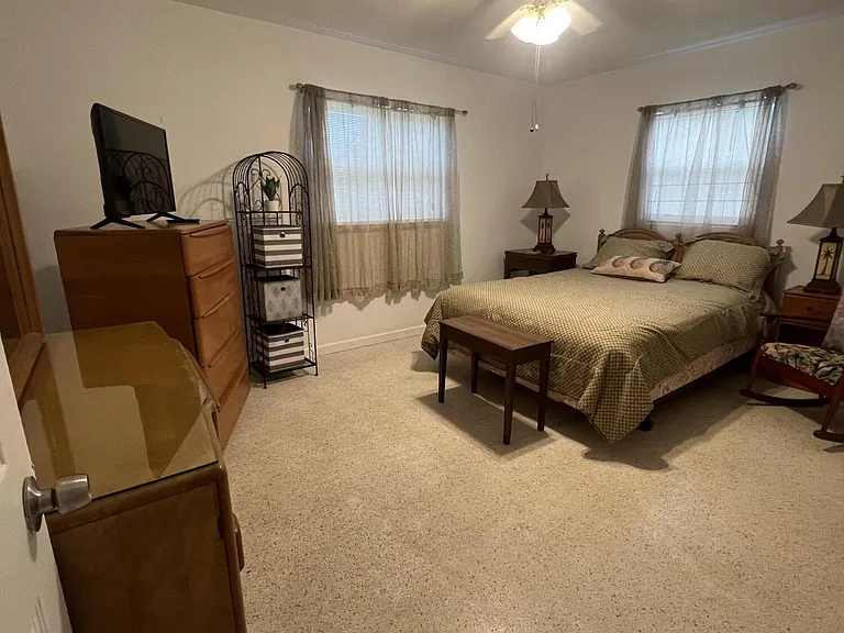 1622 NE Maureen Ct — Photo 7