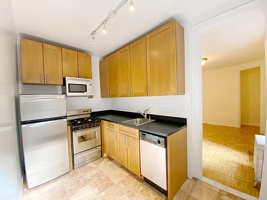 Rented by City Connections Realty | media 10