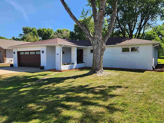 3rd image of 1006 S Emerald Hills Dr