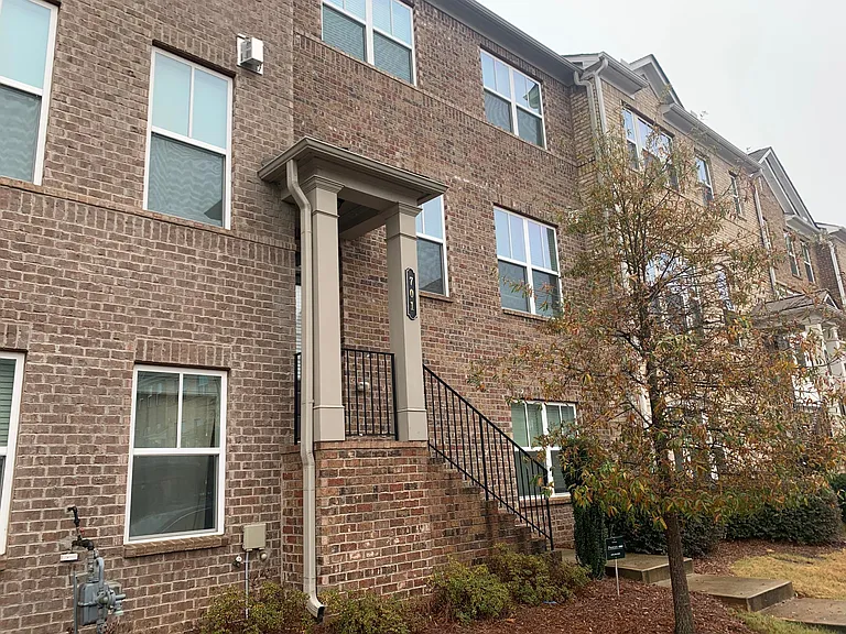 701 Sunset Park Dr — Photo 1