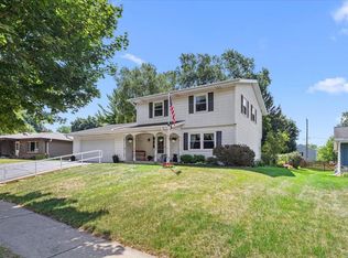 1713 Howlett LANE, Waukesha, WI 53186