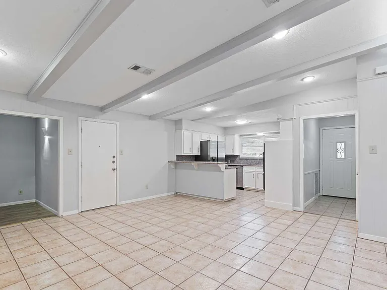 118 E Thornton Rd — Photo 6